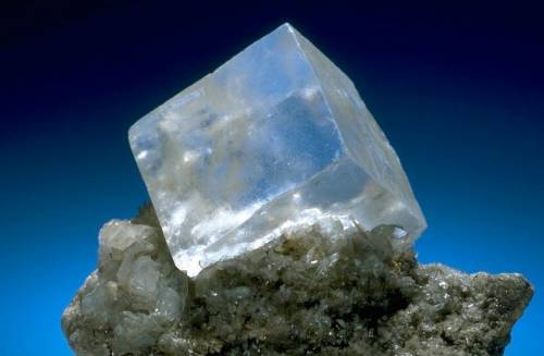 To which of the six crystal systems does a halite crystal( rock salt) belong?