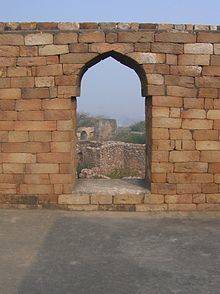 Which type of arch, made up of stones that are progressively stepped inward, was used by the ancient