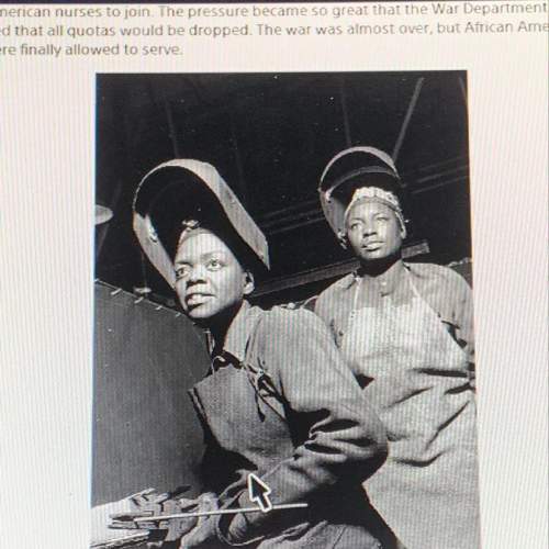 How does the photograph in african american women in world war || provide support for the text?
