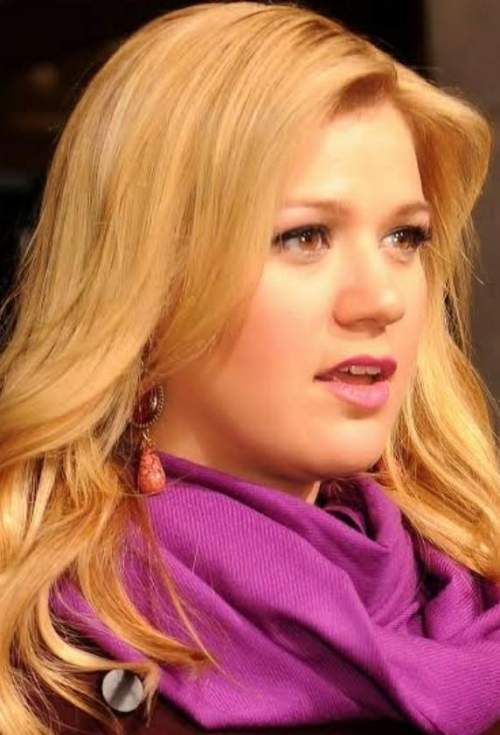 Who is kelly clarkson what does she look like