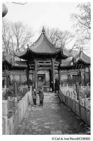 The photograph below shows a fourteenth century C.E. mosque in the city of Xi’an, central China. Th