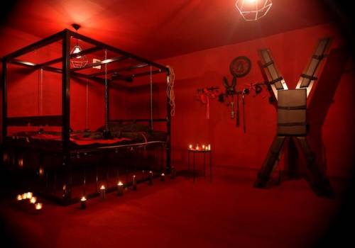 WHO WANTS TO BE IN MY HAUNTED BEDROOM