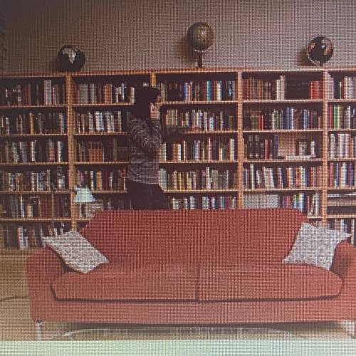 Los libros están al lado del sofá.

El mapa está debajo del sofá.
Los libros están detrás del sofá