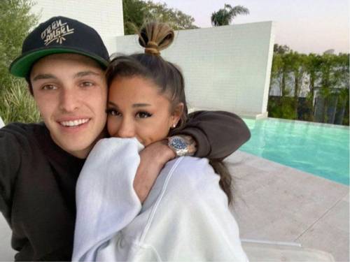 ARIANA GRANDE HAS A NEW BOYXFRIEND YAY <3

A relationship we stand and sorry- I just love ariii