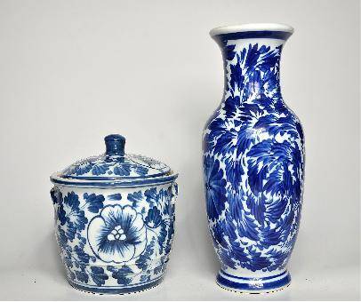 The image shows Chinese pottery.

A vase and a pot with a lid. Both pottery items are white with l