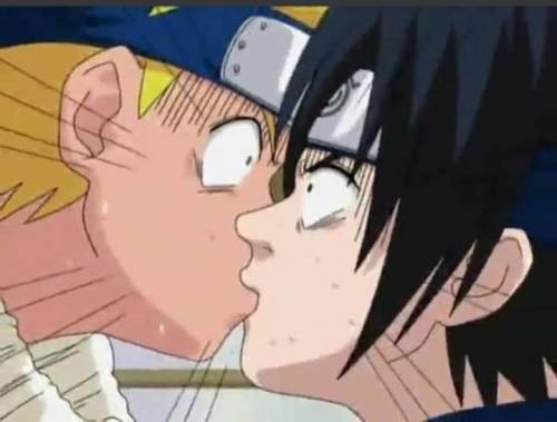 Describe your first kiss in school?​