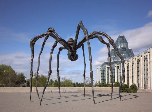 What element of art does Louise Bourgeois use in the Maman?

A Balance
B Color
C Form
D Value