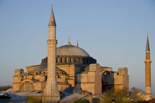 PLEASE ANSWER! How does the image of Hagia Sophia combine both greek and architectural elements?